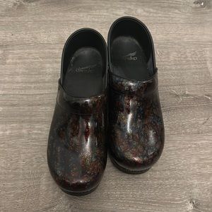DANSKO CLOGS- SIZE 39- GREAT CONDITION- VERY MINIMAL WEAR